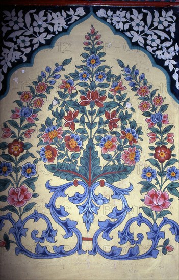 Motof floral à l'intérieur du mausolée du Shah Yusef Gardez à Multan, au Pakistan