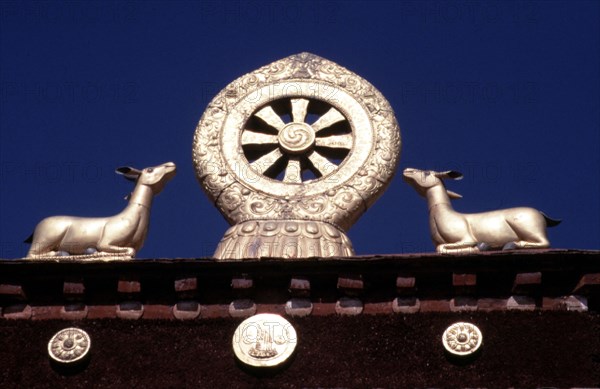 Tibet, la Roue de la Loi (comportant des inscriptions en Sankrit) flanquée de deux gazelles, monastère de Jokhang, Lhassa, Tibet