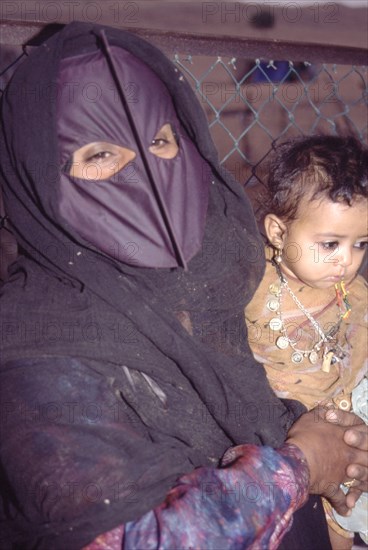 Femme bédouine dans les dunes de Wahiba, dans le Sultanat d'Oman, sur la péninsule arabique