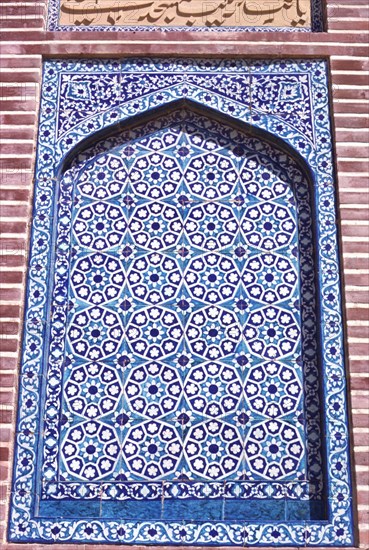 Travail de tuiles en céramique, à la mosquée du Shah Jehan, à Thatta au Pakistan