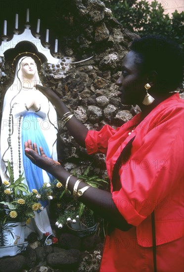 Fidèle devant la cathédrale St. Joseph, en Gambie