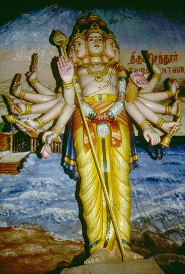 Lord Arumga, statue