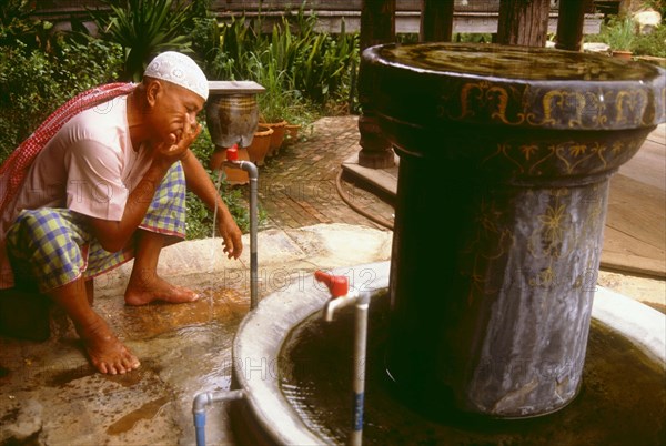 Ablutions avant la prière, en Thaïlande