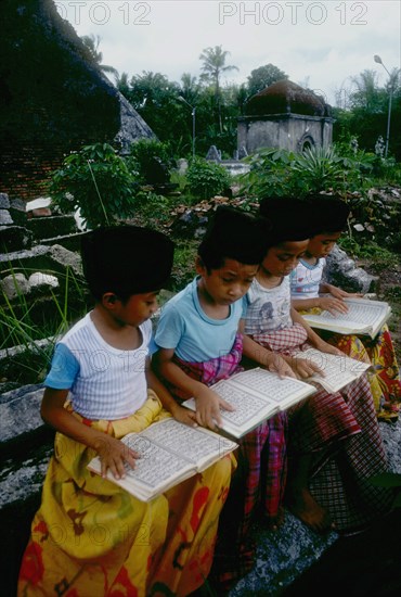 Enfants étudiant le Coran