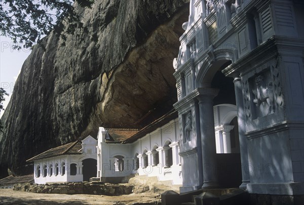 Entrance to the Dambulla Caves rock art temple in SRi Lanka