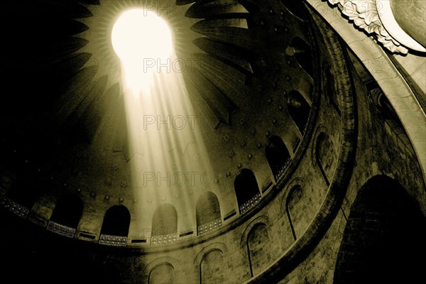 CHR1008BM_Light_in_Church_Holy _Sepulcher