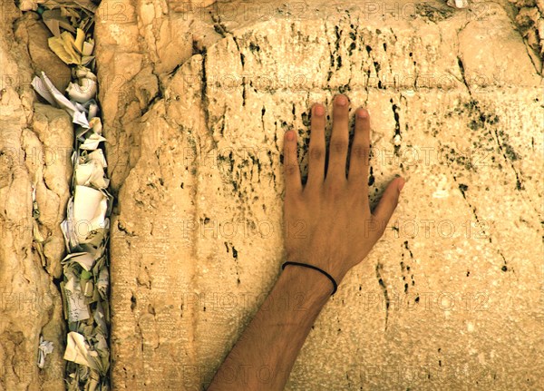 CHR1013BM_Western_wall_praying_boy