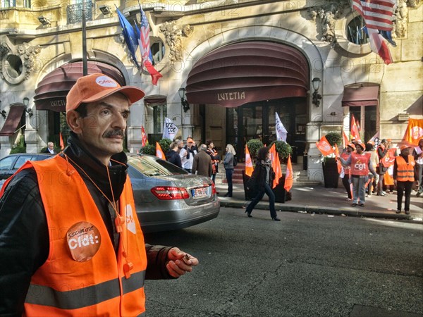 Manifestation devant l'hôtel Lutetia à Paris