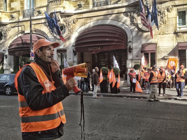 Manifestation devant l'hôtel Lutetia à Paris