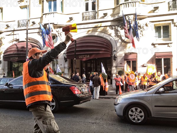 Manifestation devant l'hôtel Lutetia à Paris