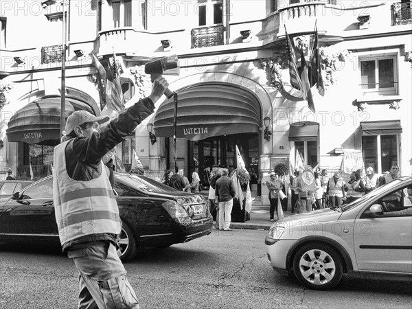 Manifestation devant l'hôtel Lutetia à Paris