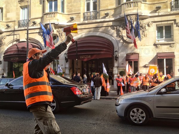 Manifestation devant l'hôtel Lutetia à Paris