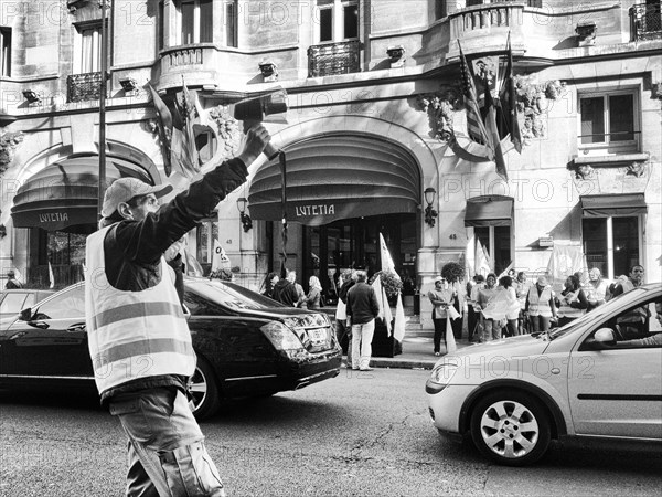 Manifestation devant l'hôtel Lutetia à Paris
