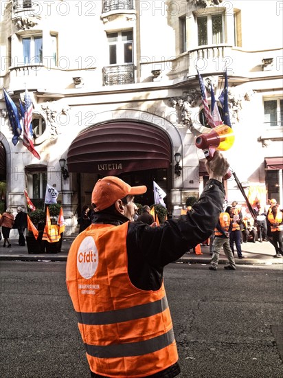 Manifestation devant l'hôtel Lutetia à Paris