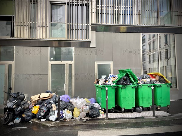 Rubbish bins in Paris (March 2023)