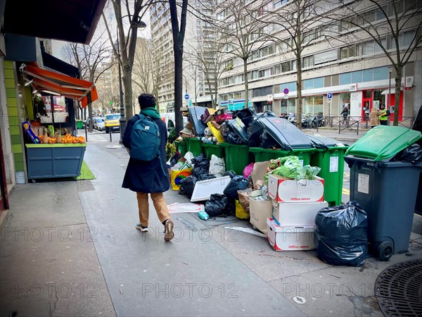 Rubbish bins in Paris (March 2023)