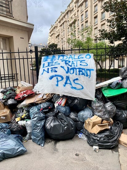 Rubbish bins in Paris (March 2023)