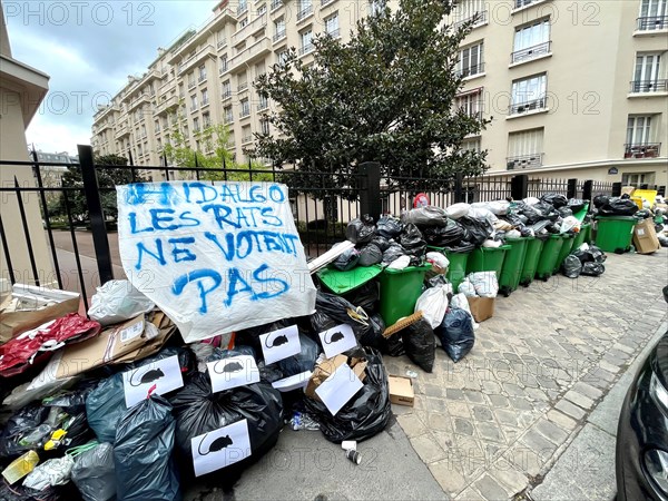 Rubbish bins in Paris (March 2023)