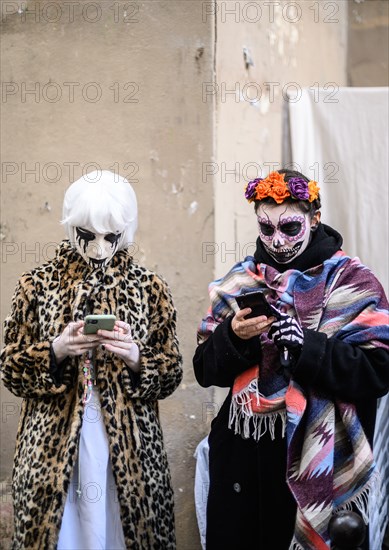 Jeunes filles déguisées pour la fête d'Halloween