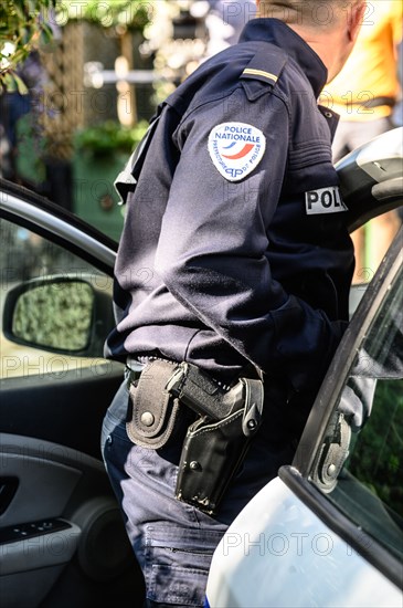 Policier et véhicule de la police nationale