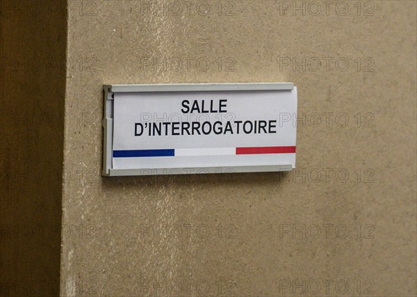 Salle d'interrogatoire d'un commissariat