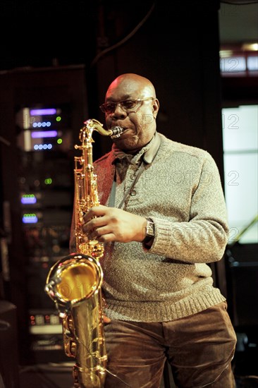 Manu Dibango en répétition, 2011