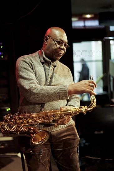 Manu Dibango en répétition, 2011