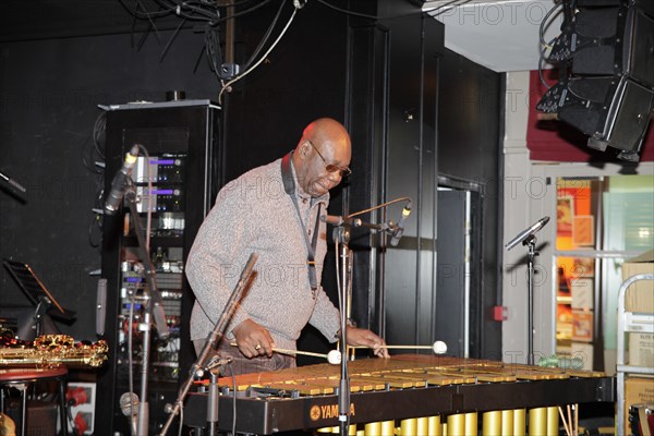 Manu Dibango en répétition, 2011