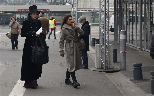 Amélie Nothomb arrivant au Salon du livre de Paris 2015