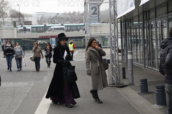 Amélie Nothomb arrivant au Salon du livre de Paris 2015