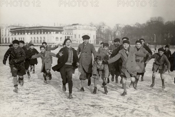 Ice skating on Lake of Enghien (1933)