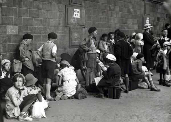 Départ de petits parisiens pour le Cantal (1935)