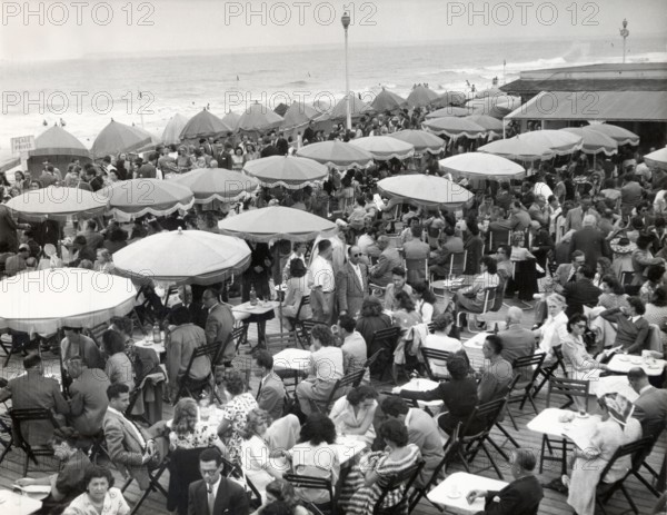 Terrasse de café à Deauville (1948)