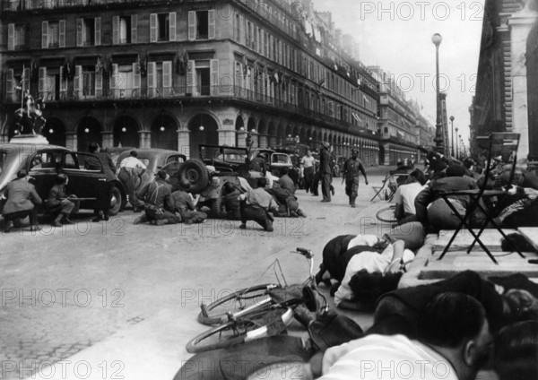 Rue de Rivoli, à Paris, la foule cherche à se protéger des tireurs des toits
