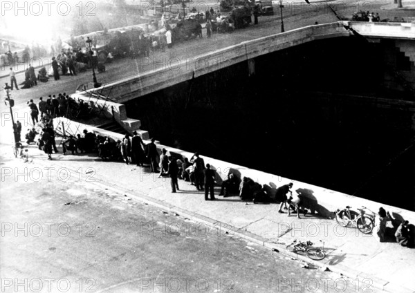 Rue de Rivoli, à Paris, la foule cherche à se protéger des tireurs des toits