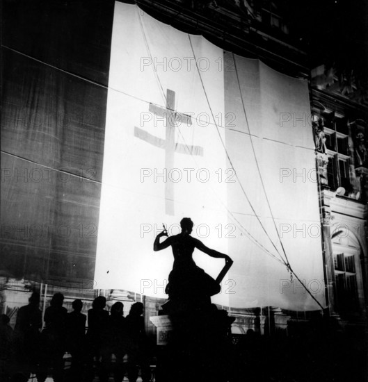 Le drapeau français portant la croix de Lorraine, lors de la Libération de Paris (août 1944)