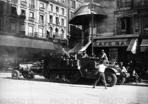 The first Leclerc tanks are arriving near the Place du Châtelet, in Paris (August 25, 1944)