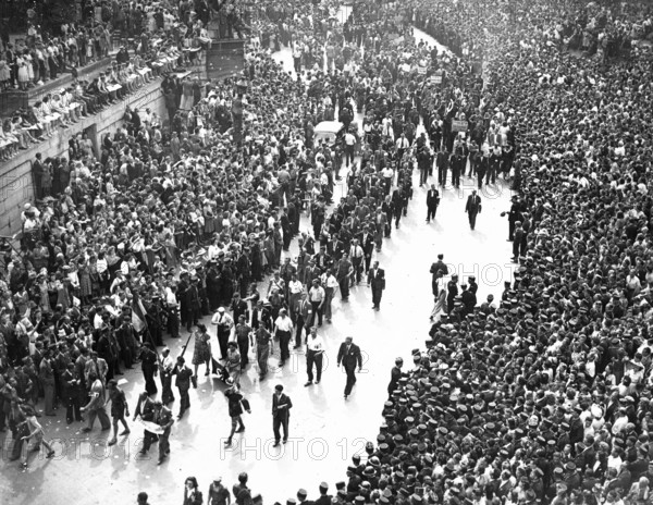 Popular support parade in favour of General de Gaulle, during the Resistance uprising in Paris (August 1944)