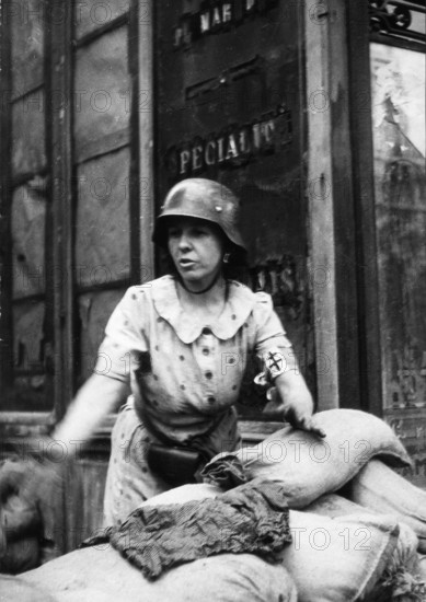 Béatrice Briand sur sa barricade, lors de l'insurrection du peuple de Paris (août 1944)