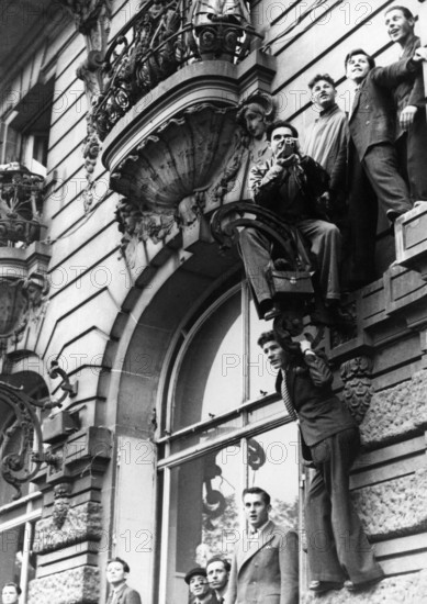 Scene of cheering crowd during the Liberation of Paris (August 1944)