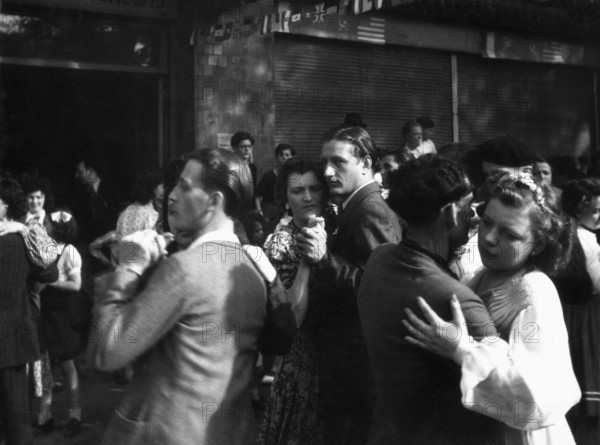 Bal populaire dans une rue de Paris à la Libération (août 1944)