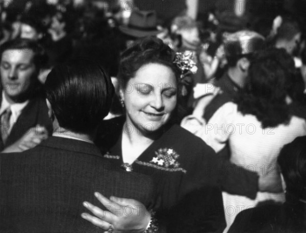 Bal populaire dans une rue de Paris à la Libération (août 1944)