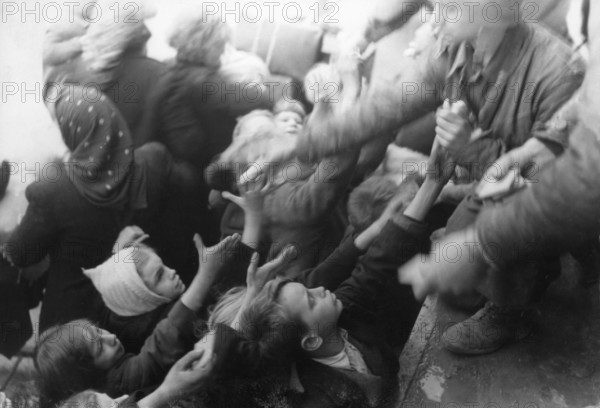 Les troupes alliées distribuent vivres et friandises aux petits français, à la Libération (août 1944)