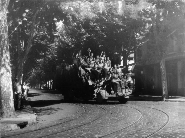 Scène de liesse populaire à la libération (août 1944)