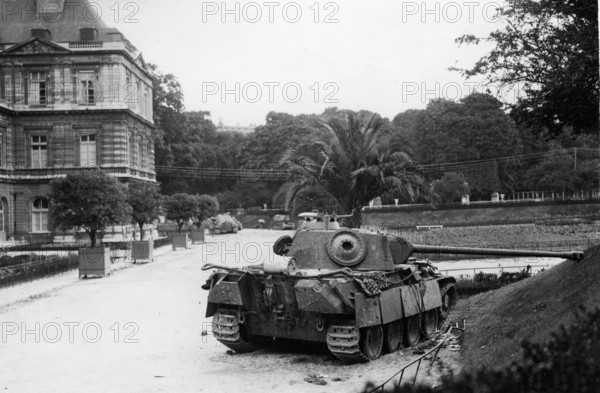 A tank in front of the Senate, at the Jardin du Luxembourg, Paris, during the Liberation (August 1944)