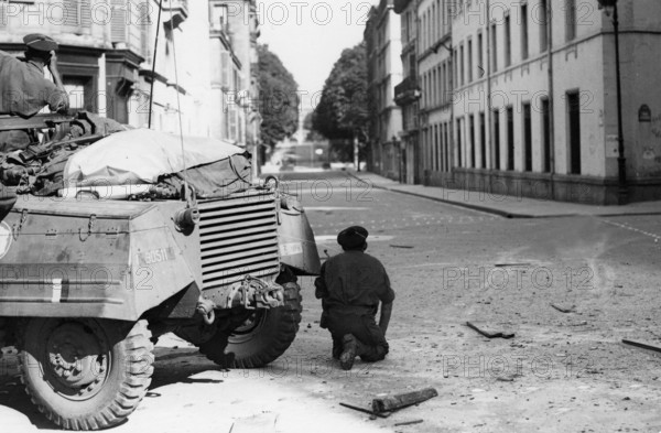 Véhicule blindé français dans les rues de Paris, lors de la Libération (août 1944)