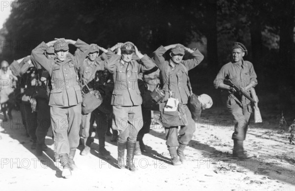 Surrender of a German unit at the Liberation of Paris, near the Jardin du Luxembourg (August 1944)