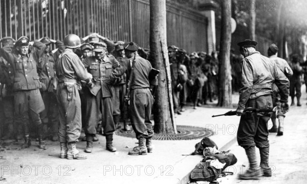 Surrender of a German unit at the Liberation of Paris, near the Jardin du Luxembourg (August 1944)