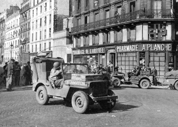 Premières Jeeps américaines dans Paris, lors de la Libération (août 1944)