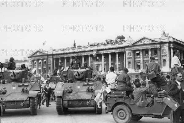 Armoured vehicules during the Liberation of Paris, in front of the Hotel de Crillon (August 1944)